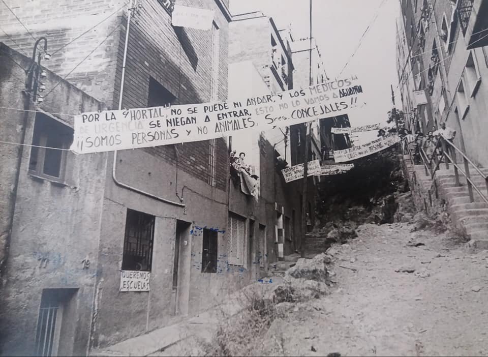 Així vivia molta gent del meu barri, el Carmel, quan va arribar del poble a viure a Barcelona. També eren acusats de ser delinqüents i gent perillosa per persones que no van trepitjar mai el barri. La ultradreta vol una amnèsia que acabi amb la solidaritat de classe. Més memòria