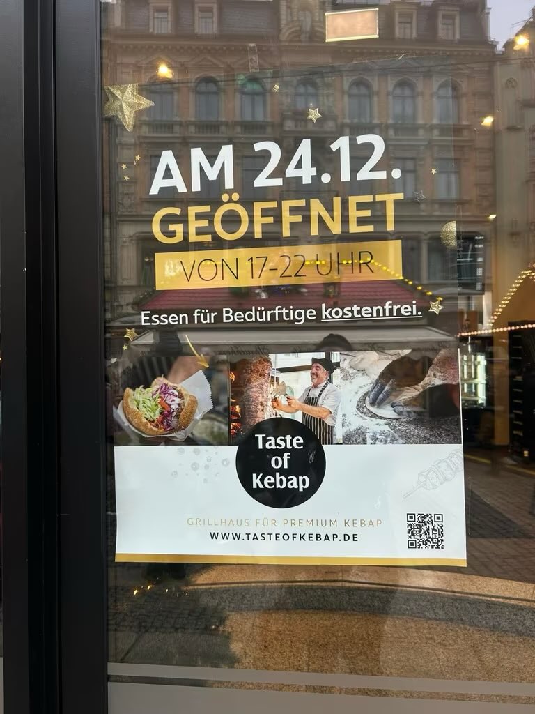 Der „Nobeldöner“ Taste of Kebab in der Zwickauer Innenstadt am Hauptmarkt gibt seine Speisen am Heiligabend von 17-22 Uhr kostenlos an von Armut betroffene/bedrohte Menschen ab.