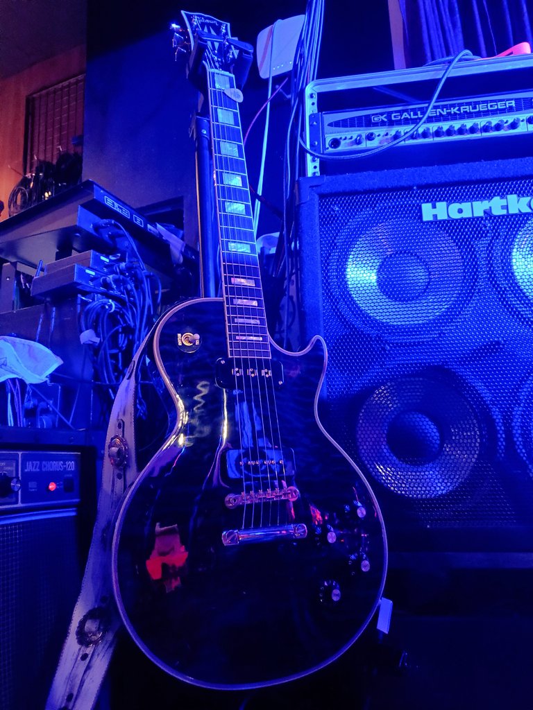 CookTsuchan's tweet image. BECK Akibaとうちゃーく🦅
蒼が似合うギターやな🐥
本当はマーシャル使いたいけどジャスコでがんばるます🐯