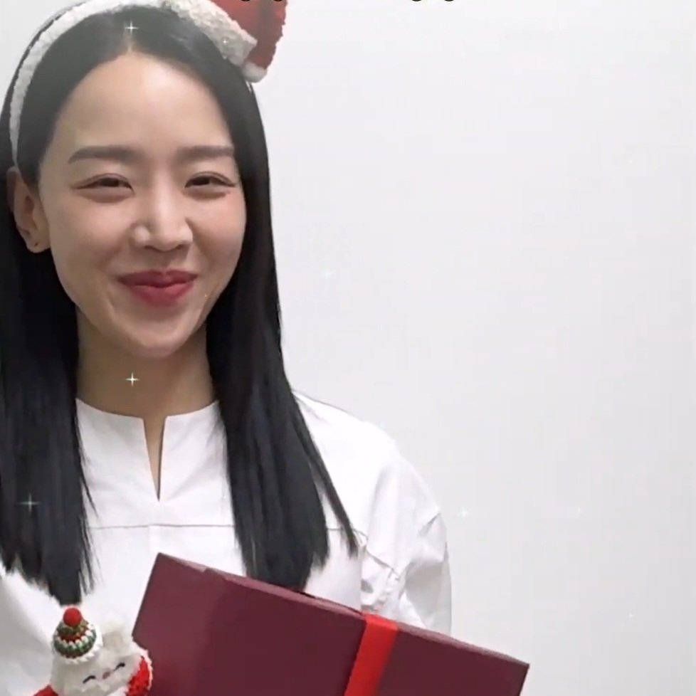 이 언니 왜 카메라에 잘 안 나올때는 헤헤헿 웃고 있다가 카메라 나오니까 부끄러워함?