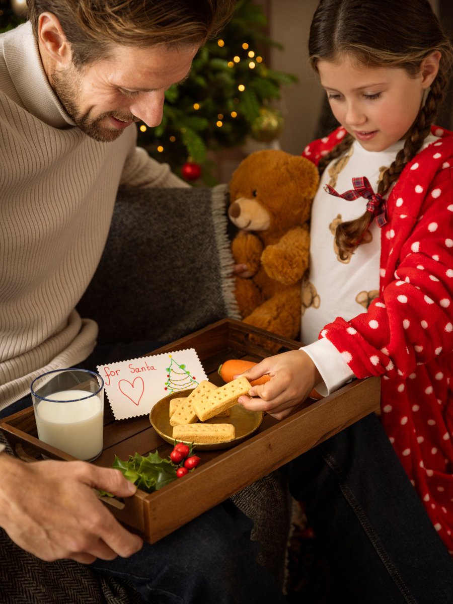 Shortbread's tweet image. Family traditions make Christmas Eve extra special. We like to leave a plate of Shortbread Fingers and a glass of milk for Santa, along with a few carrots for Rudolph and his reindeer friends.

#WalkersShortbread #ScotlandAtItsFinest #Festive #ChristmasEve #Traditions