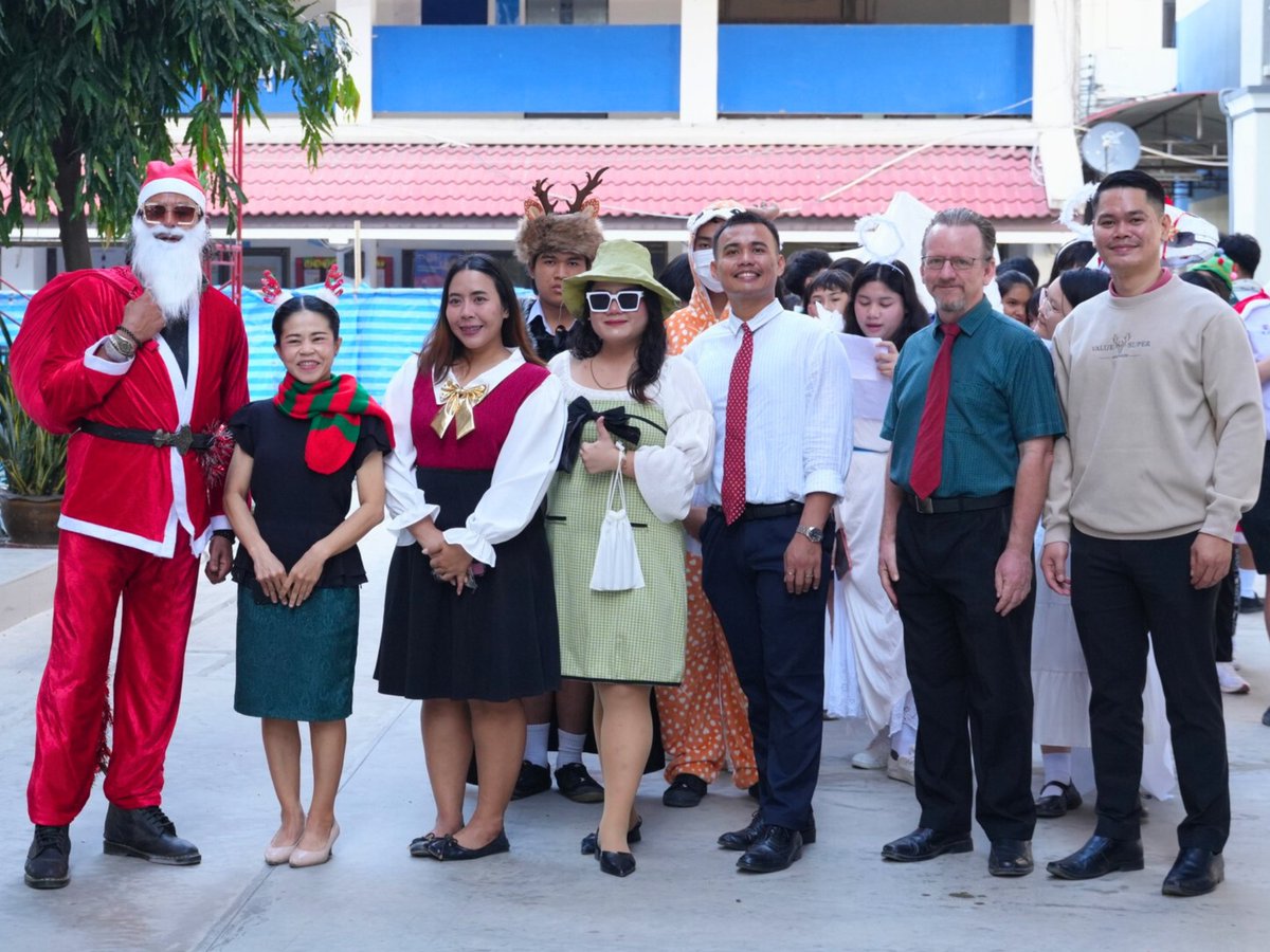 BFITSThailand's tweet image. Christmas came early at one of our partner schools 🚀 Through the KBP BFITS Program, students, teachers, and staff came together—parades, smiles &amp;amp; a shared “we’re in this together” spirit. More holiday moments coming soon.

#KBP #BFITSProgram #ShineWithBFITS #TeachInThailand 🇹🇭