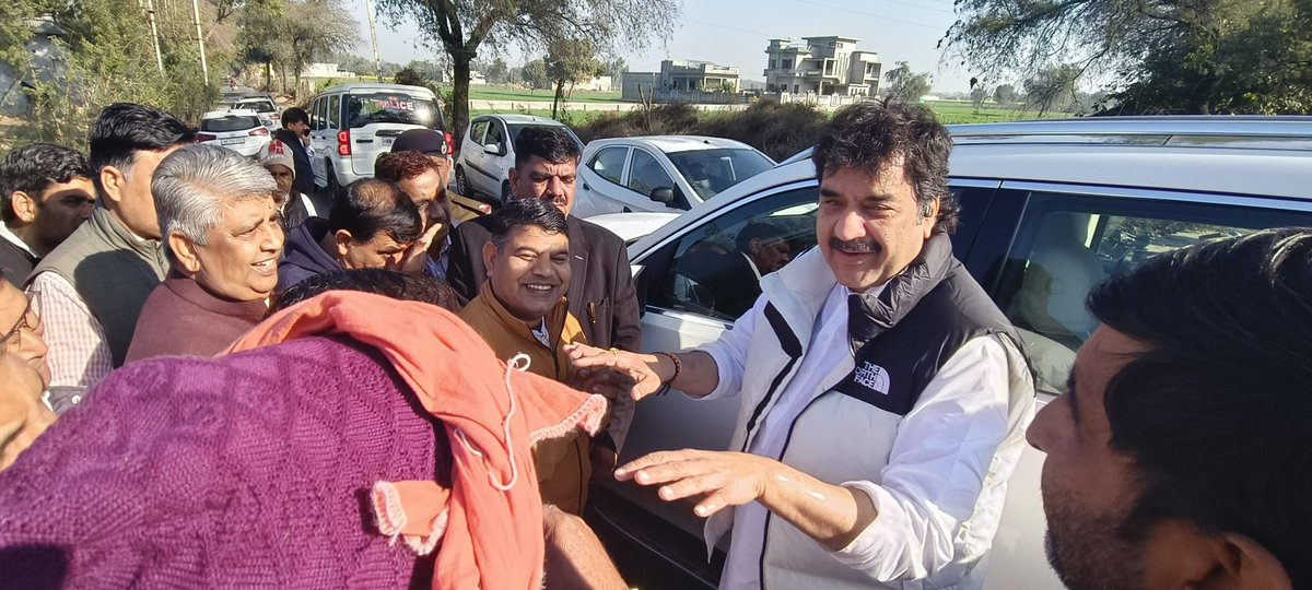 bishnoikuldeep's tweet photo. 1. आदमपुर में आज अपनों के सुख दुःख में शिरकत की, कई सामाजिक कार्यक्रमों में भाग लिया। हमेशा की तरह आपके द्वारा प्यार, स्नेह और आशीर्वाद के लिए कोटि कोटि आभार। https://t.co/pJQ6mOmOto