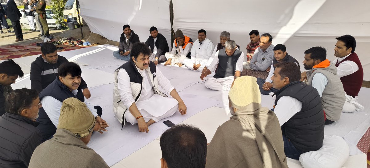 bishnoikuldeep's tweet photo. 2. आदमपुर में आज अपनों के सुख दुःख में शिरकत की, कई सामाजिक कार्यक्रमों में भाग लिया। हमेशा की तरह आपके द्वारा प्यार, स्नेह और आशीर्वाद के लिए कोटि कोटि आभार। https://t.co/G9GfpJsZQ9