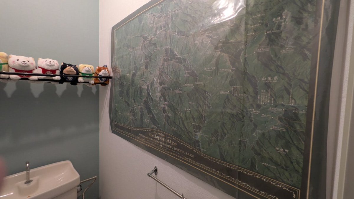 5121esp's tweet image. うちのおトイレから南アルプスが！
無駄に長居したくなっちゃう！
B1のクリアファイルとか本体以上のお値段するので、120lのポリ袋に収納して貼り付け。