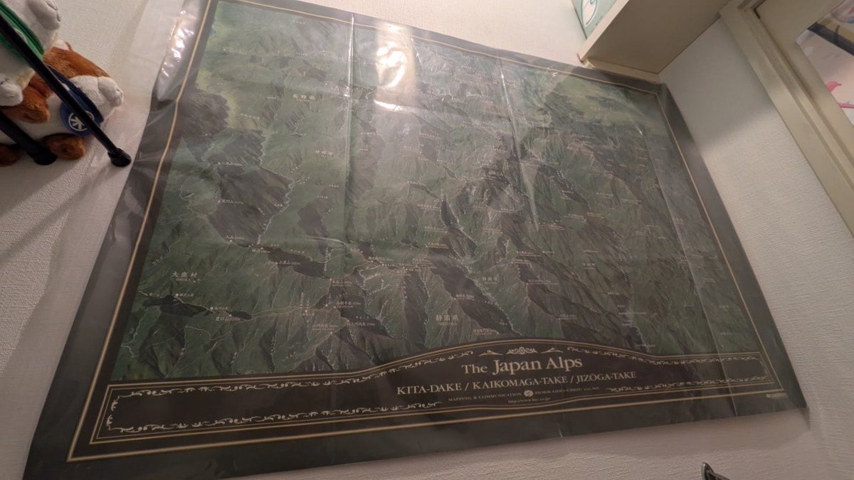 5121esp's tweet image. うちのおトイレから南アルプスが！
無駄に長居したくなっちゃう！
B1のクリアファイルとか本体以上のお値段するので、120lのポリ袋に収納して貼り付け。