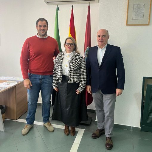 La presidenta de la Asociación AEM de empresarios de Montijo y vicepresidenta de CIEM, Elvira Prieto y el presidente de la Cámara de Badajoz se reunieron hace unos días con el alcalde de Montijo para trabajar conjuntamente por el tejido empresarial de la zona 🤝