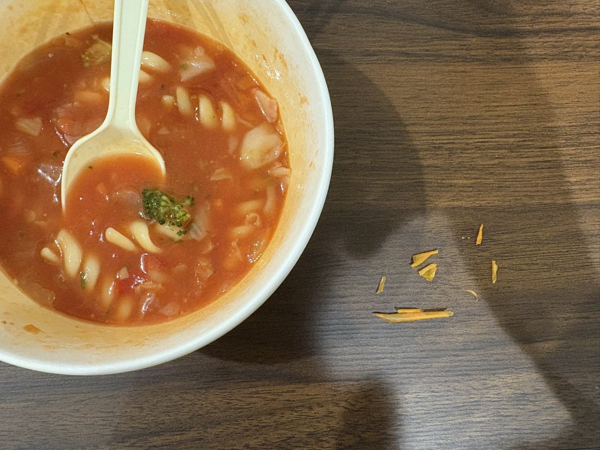 hatter0711's tweet photo. 細長い野菜みたいなのかなって思って口に入れて噛んだけど千切れなくて、ぺって出してから指でくるくる触ってたらめくれてきて広げたらよくわからんもんだった…なんだこれww https://t.co/NqgIqY9PPs