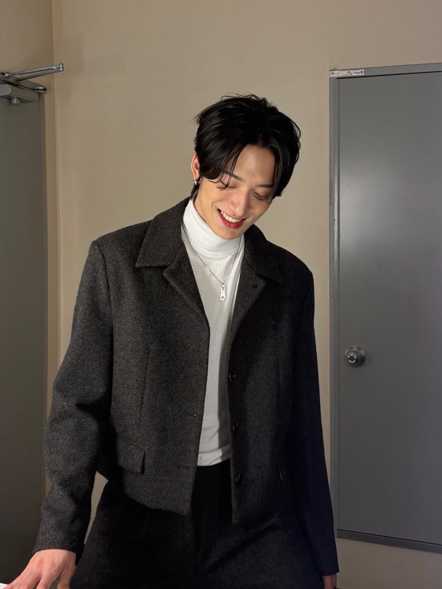 itsddeng's tweet photo. 전남친                                             현남편 

의짅님 사기 당하신거 아니야? https://t.co/Nx9zpYGR2a