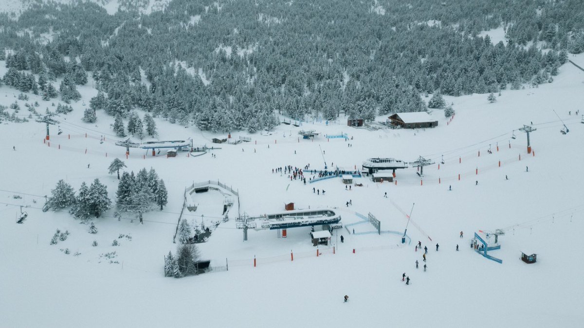 grandvalira's tweet photo. ❄️ Prop de mig metre de neu fresca i 190 km de pistes obertes. Bon Nadal des de Grandvalira🎄
Més info 👉 https://t.co/S11XPdms3O https://t.co/ShEMcuj1SW