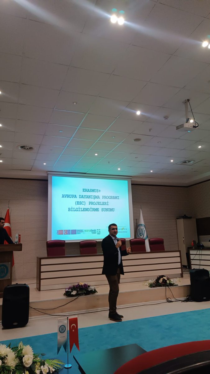 bitlis_eren's tweet photo. Erasmus Kulübü “Fikrinle Gel” Etkinliği Düzenledi
Erasmus Kulübü tarafından İbn Haldun Konferans Salonu’nda “Fikrinle Gel” etkinliği düzenlendi. Etkinlikte Erasmus’un proje, iş birliği ve sunduğu fırsatlar ele alındı. https://t.co/ibLEiwDofU