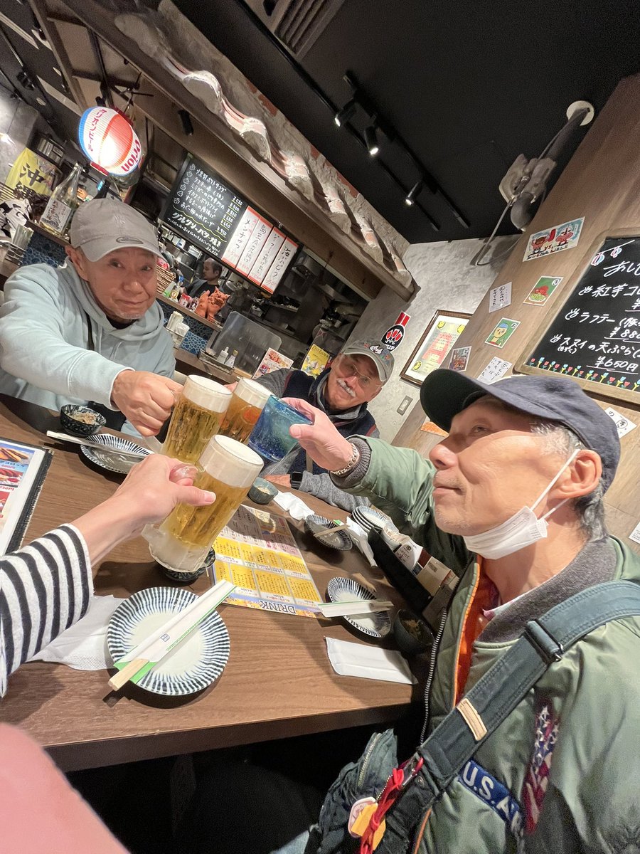 azituke's tweet image. クリスマスイブに3Gとオリオンビールで前呑みしてます
かんぱーい！
メリクリー！🎄