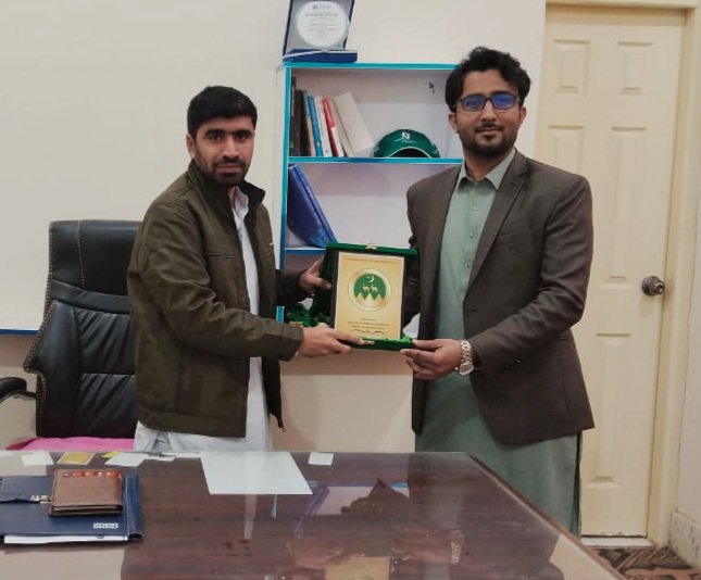 دالبندین۔ایڈیشنل ڈپٹی کمشنر چاغی، نظام رحیم بلوچ، ڈائریکٹر یوتھ افیئرز بلوچستان،محمد الیاس بلوچ کو یادگاری شیلڈ پیش کر رہے ہیں
<a href="/nizamrahim3/">Nizam Rahim Baloch</a>