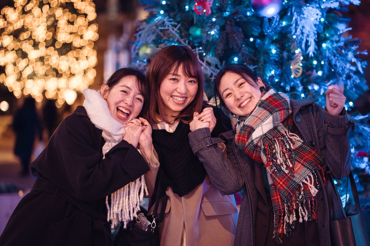 Ichiban_Japan's tweet photo. Noël au Japon 🎅

Si la première messe de Noël au Japon remonte à 1552, célébrée par des missionnaires jésuites espagnols à Yamaguchi, c'est désormais sous une forme assez loin de ses origines chrétiennes que la fête se tient : comme souvent, le Japon a réinterprété la fête à sa manière pour en faire quelque chose de singulier ! 🎄

Événement avant tout mercantile, Noël peut se fêter de 3 manières différentes au Japon : en couple comme une sorte de Saint-Valentin de fin d'année, entre amis célibataires pour faire des rencontres, ou bien en famille en toute simplicité.

Le 25 décembre n'étant pas férié, on privilégie souvent la simplicité avec des repas à emporter, réconfortants et faciles à partager : fast-food, pâtes, salades, pizzas...

Si cela peut paraître spécial de manger du poulet frit ou des pizzas à Noël, je vois plutôt ça comme une manière de se faire plaisir à la bonne franquette et passer du temps ensemble, sachant que le Nouvel An demandera ensuite pas mal de préparation 🎍