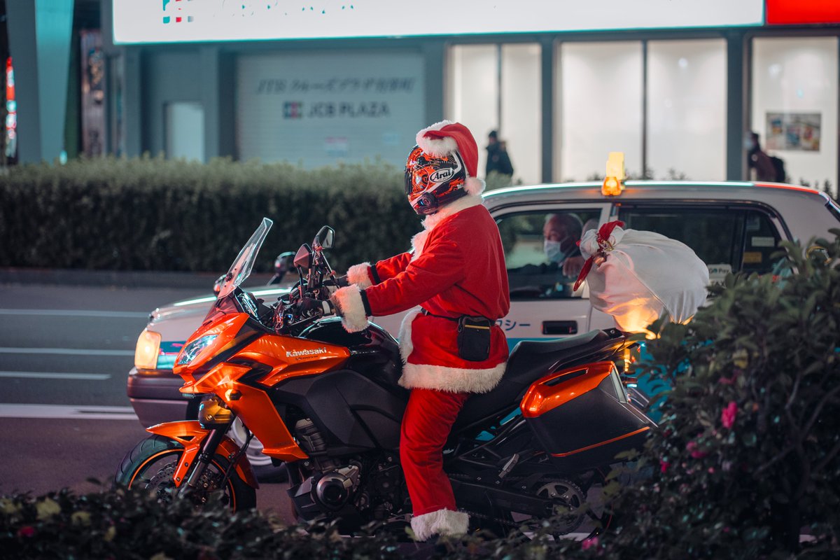 Ichiban_Japan's tweet photo. Noël au Japon 🎅

Si la première messe de Noël au Japon remonte à 1552, célébrée par des missionnaires jésuites espagnols à Yamaguchi, c'est désormais sous une forme assez loin de ses origines chrétiennes que la fête se tient : comme souvent, le Japon a réinterprété la fête à sa manière pour en faire quelque chose de singulier ! 🎄

Événement avant tout mercantile, Noël peut se fêter de 3 manières différentes au Japon : en couple comme une sorte de Saint-Valentin de fin d'année, entre amis célibataires pour faire des rencontres, ou bien en famille en toute simplicité.

Le 25 décembre n'étant pas férié, on privilégie souvent la simplicité avec des repas à emporter, réconfortants et faciles à partager : fast-food, pâtes, salades, pizzas...

Si cela peut paraître spécial de manger du poulet frit ou des pizzas à Noël, je vois plutôt ça comme une manière de se faire plaisir à la bonne franquette et passer du temps ensemble, sachant que le Nouvel An demandera ensuite pas mal de préparation 🎍
