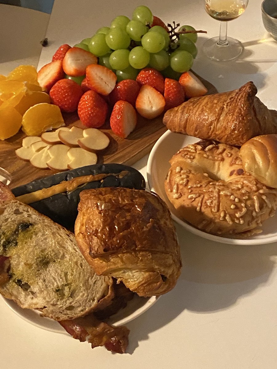 🌲크리스마스 벙🌲

조금씩만 가져오기로 한 거 같은데 모아보니 한 트럭이었던 정이 넘치는 한국 사람들과 함께한 벙이에요🐷
이제는 샤브샤브집이 되어버린 튤카에서 칼국수랑 죽까지 코스로 먹고 케이크, 홍차, 발삼, 진, 와인, 구움과자와 빵, 치즈와 과일까지···
다들 배터지는 연말 보내세요💗