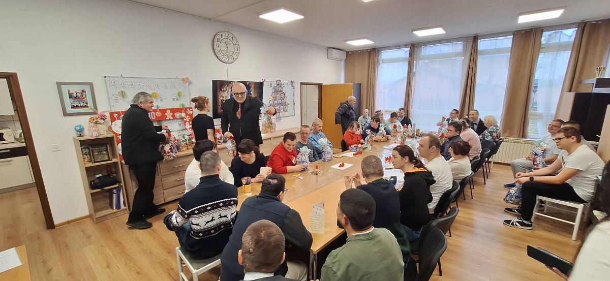 ✨ Blagdanska solidarnost ✨
U blagdansko vrijeme SDP Vukovar nastavlja tradiciju solidarnosti i brige za zajednicu. 🎄🤝
Posjetili smo udruge, bolnicu i sugrađane kojima je podrška najpotrebnija, jer vjerujemo da nitko ne smije biti zaboravljen.
Solidarnost nisu riječi...