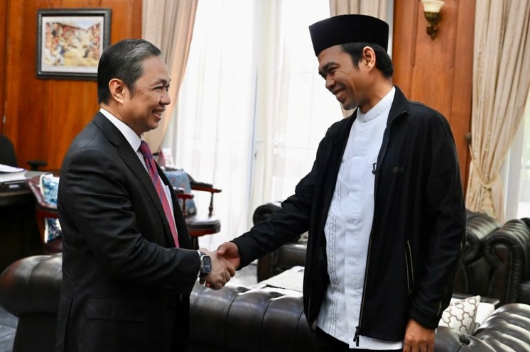 gelorabali's tweet image. Wamenlu sekaligus Ketua Umum Partai Gelora menerima kunjungan Ustadz Abdul Somad, Ustadz Zaitun Rasmin beserta rombongan.

#inidiplomasi #kemlu #kemenlu #kabinetmerahputih #anismatta