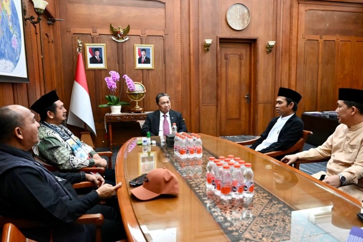 gelorabali's tweet image. Wamenlu sekaligus Ketua Umum Partai Gelora menerima kunjungan Ustadz Abdul Somad, Ustadz Zaitun Rasmin beserta rombongan.

#inidiplomasi #kemlu #kemenlu #kabinetmerahputih #anismatta