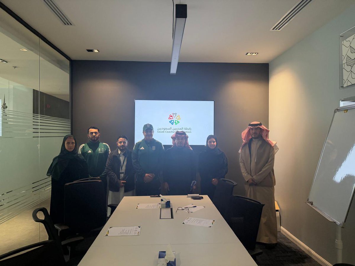 عقد مجلس إدارة رابطة المدربين السعوديين اجتماعه الأول اليوم في مقر اللجنة الأولمبية والبارالمبية السعودية، حيث جرى خلاله مناقشة أهداف الرابطة وبرامجها للفترة المقبلة، إلى جانب بحث سبل تطوير المدرب الوطني وتمكينه .