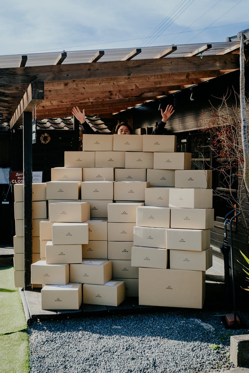 shotamatsuoka3's tweet image. RANDOM BOX 出荷完了。

今年もたくさんのご注文をいただき、
本当にありがとうございます！

箱を開けた瞬間の「なにが入ってるんだろう？」というワクワク。
EVOLEらしい世界観を、楽しんでいただけたら嬉しいです。

Merry Christmas 🎁🎄🎅

#EVOLE