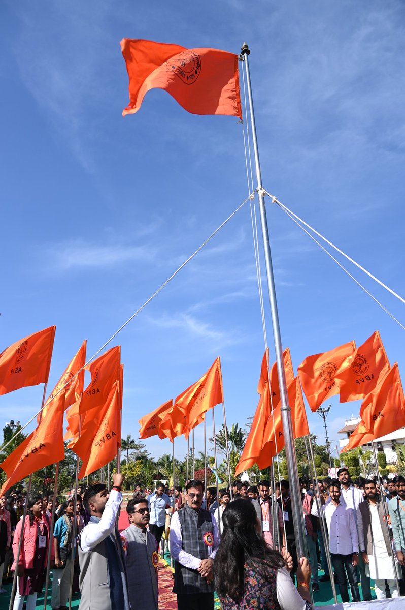 ABVPMK's tweet photo. छिंदवाड़ा में आयोजित हो रहे अभाविप महाकोशल प्रांत के 58वें प्रांत अधिवेशन का शुभारंभ प्रांत अध्यक्ष डॉ. सुनील पांडे जी एवं प्रांत मंत्री श्री माखन शर्मा जी द्वारा ध्वजारोहण के साथ हुआ ।
#ABVPMK58Conf https://t.co/9aPb8eA9tM