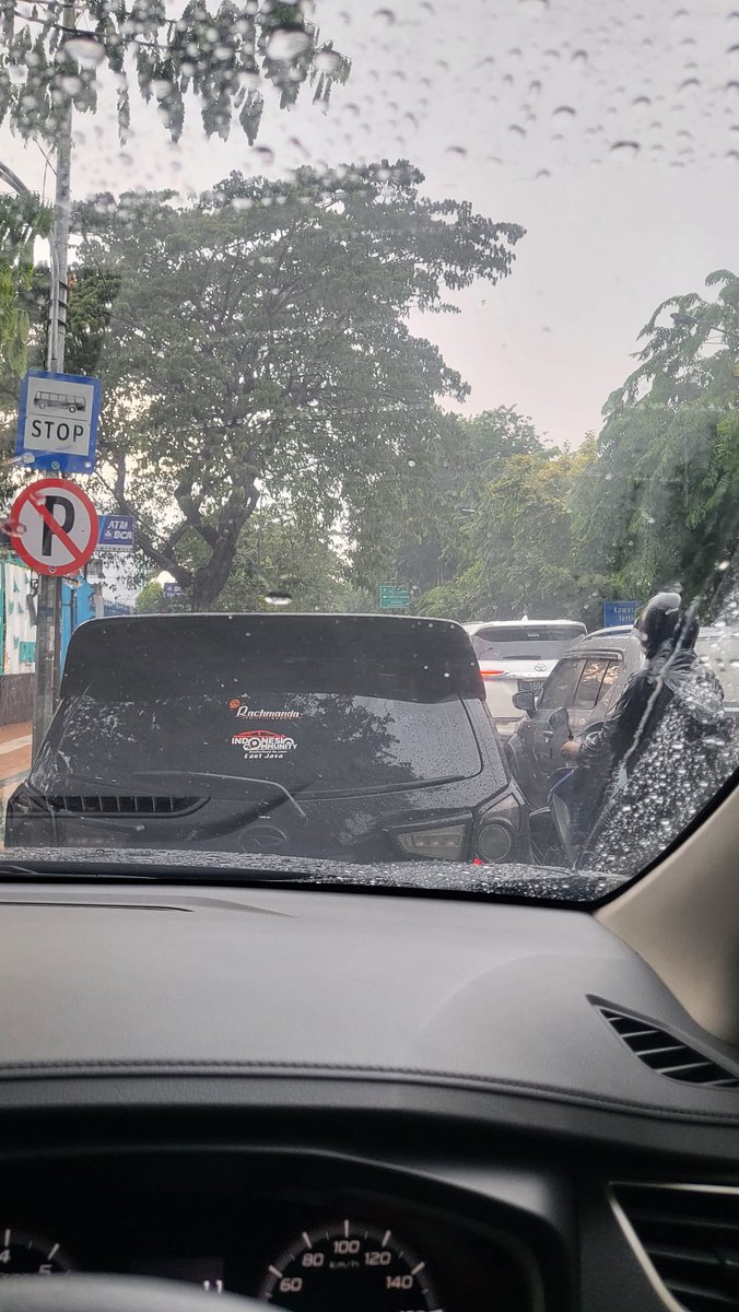 FRCSYHR's tweet photo. Mending di rumah ajaaa sih urungkan niat kalian buat pergi. Mau balik kantor nyetir 2Jam dari Jemursari - Darmo di lampu merah ini juga tbtb di ketok ketok kaca suru puter balik sm pendemonya, akhirnya jalan kaki dan parkir di BCA  @e100ss  . Stay safe semuanya 🤍 https://t.co/3wzMmI9FQg