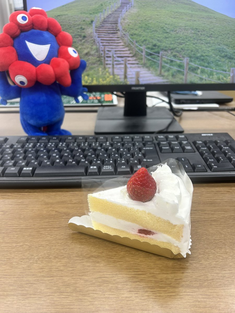 13Arcana's tweet photo. 職場でメリークリスマスイヴ
with ミャクミャク。。。 https://t.co/7bhhi8NXlH