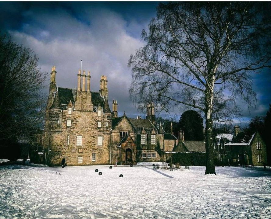 EdinCulture's tweet image. #advent day 24 and today we give you our enduringly magical castle , a #castle that has seen well over 500 Christmas Eve nights come and go and still stands watching.....  Merry #Christmas everyone. #Edinburgh #ForeverEdinburgh #festive #ChristmasEve