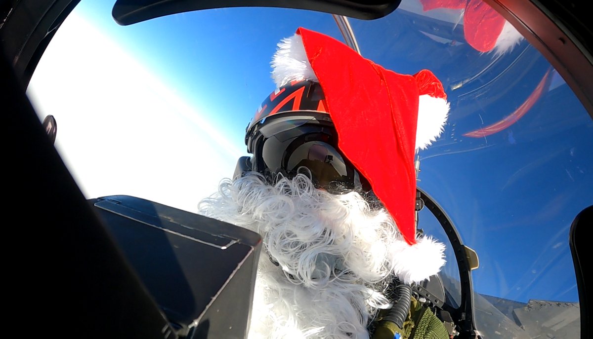 ChasseEmbarquee's tweet image. Les pilotes de chasse de la Marine Nationale vous souhaitent un Joyeux Noël 🎄que la magie de cette période vous emplisse de bonheur 🎅The fighter pilots of the French Navy wish you a Merry Christmas 🎅