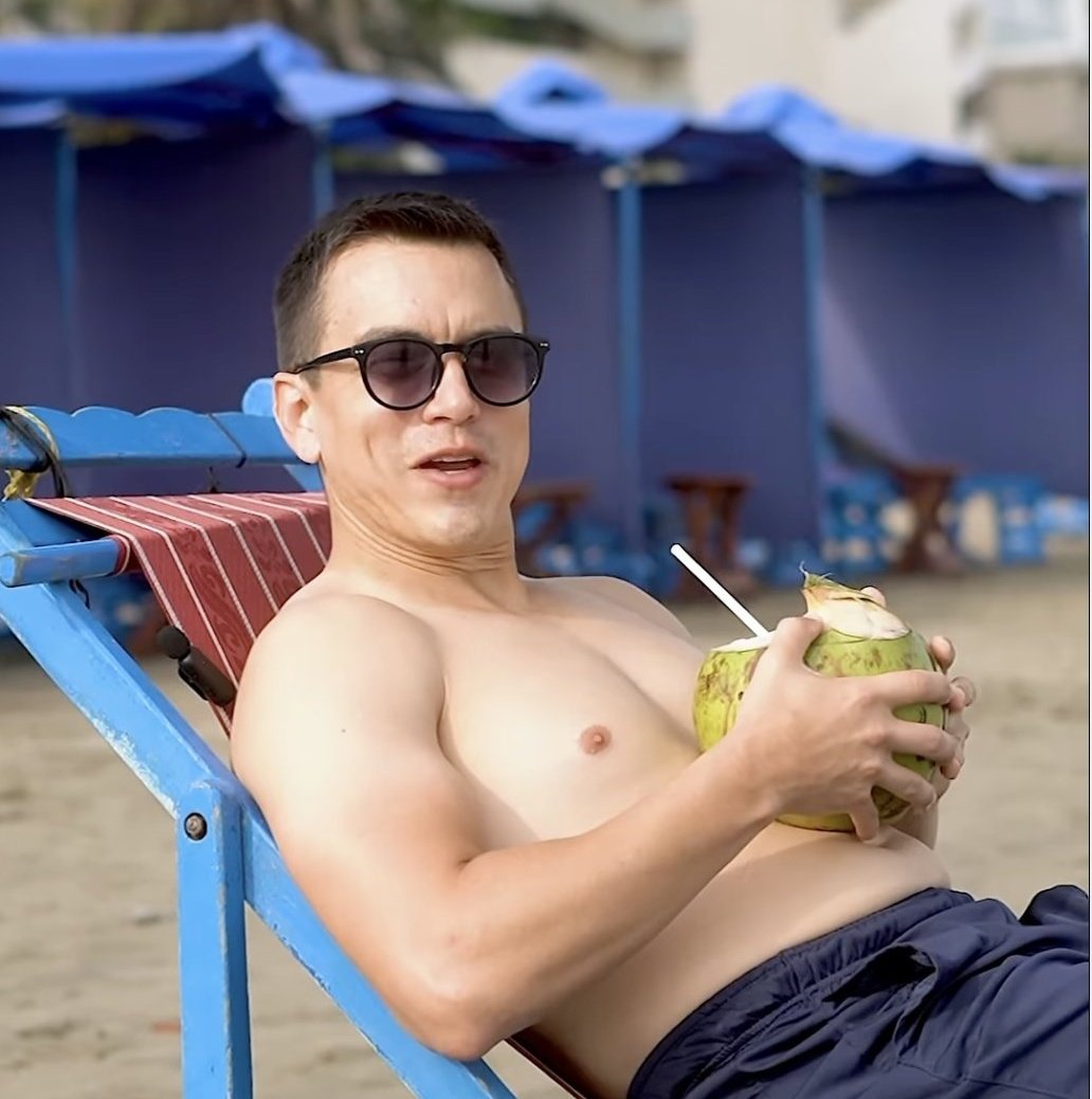 Desde que Daniel Noboa asumió la Presidencia han transcurrido 740 días. 

Si de esos 740 excluimos sábados, domingos y feriados, nos da un total de 510 días LABORABLES. 

Ha realizado 28 viajes internacionales, acumulando un total de 127 días fuera del país. 

Es decir, ha