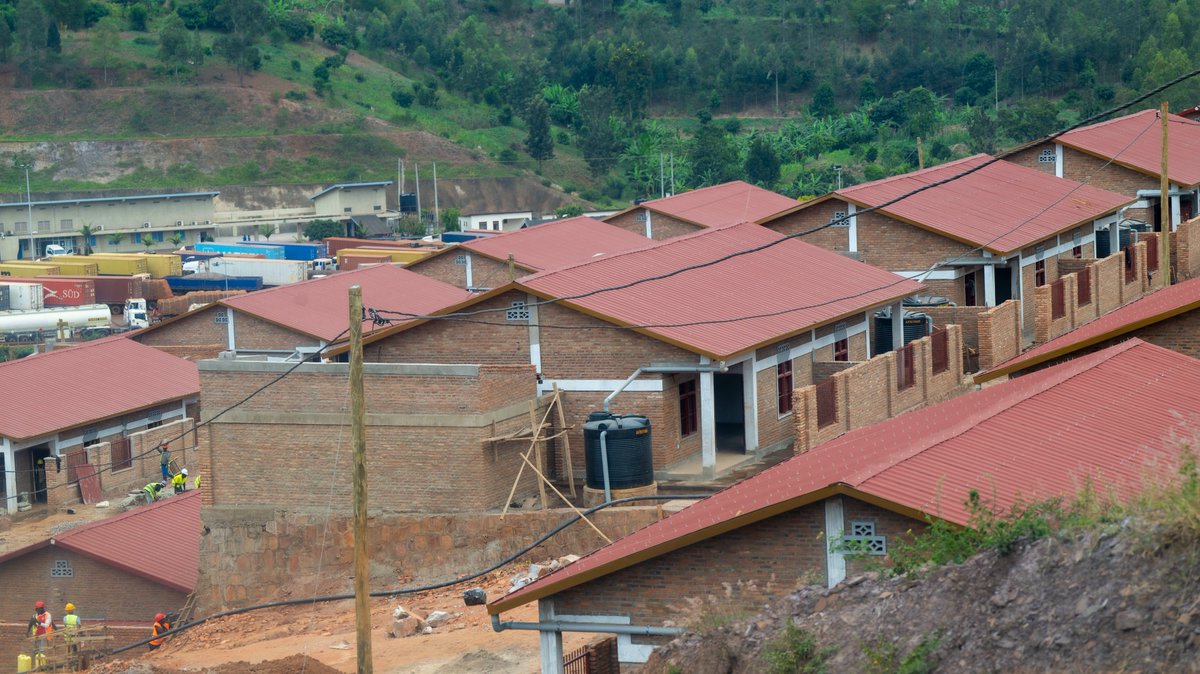 RwandaInfra's tweet photo. Kirehe: Imirimo yo kubaka amazu azatuzwamo imiryango yagizweho ingaruka n’imirimo yo kubaka Urugomera rw’Amashanyarazi rwa Rusumo iri kugana ku musozo. Biteganyijwe ko iyi miryango izahabwa aya mazu mu ntangiriro z’umwaka wa 2026. #UmuturageKuIsonga 1/2 https://t.co/Fl1bx86QXd
