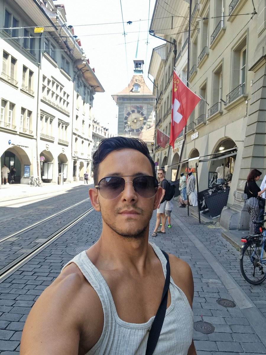 _breakingbeds's tweet image. Anyone in Switzerland?