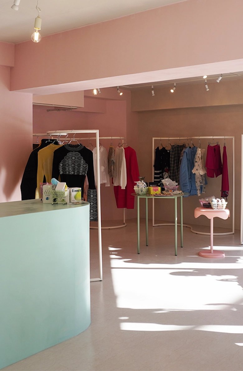 qqnsrobe's tweet photo. 早稲田にオープンしたセレクトショプ「qqn's ROBE（ケルカンズローブ）」です💐

主に国内のデザイナーズブランド、それに合わせてスタイリングが楽しめる古着、そしてフェムケアアイテムをお取り扱いしていきます⋰˚☆

オンラインストアはこちら↪︎
https://t.co/3h3Lrp5ZzU https://t.co/qaQQzAohCz