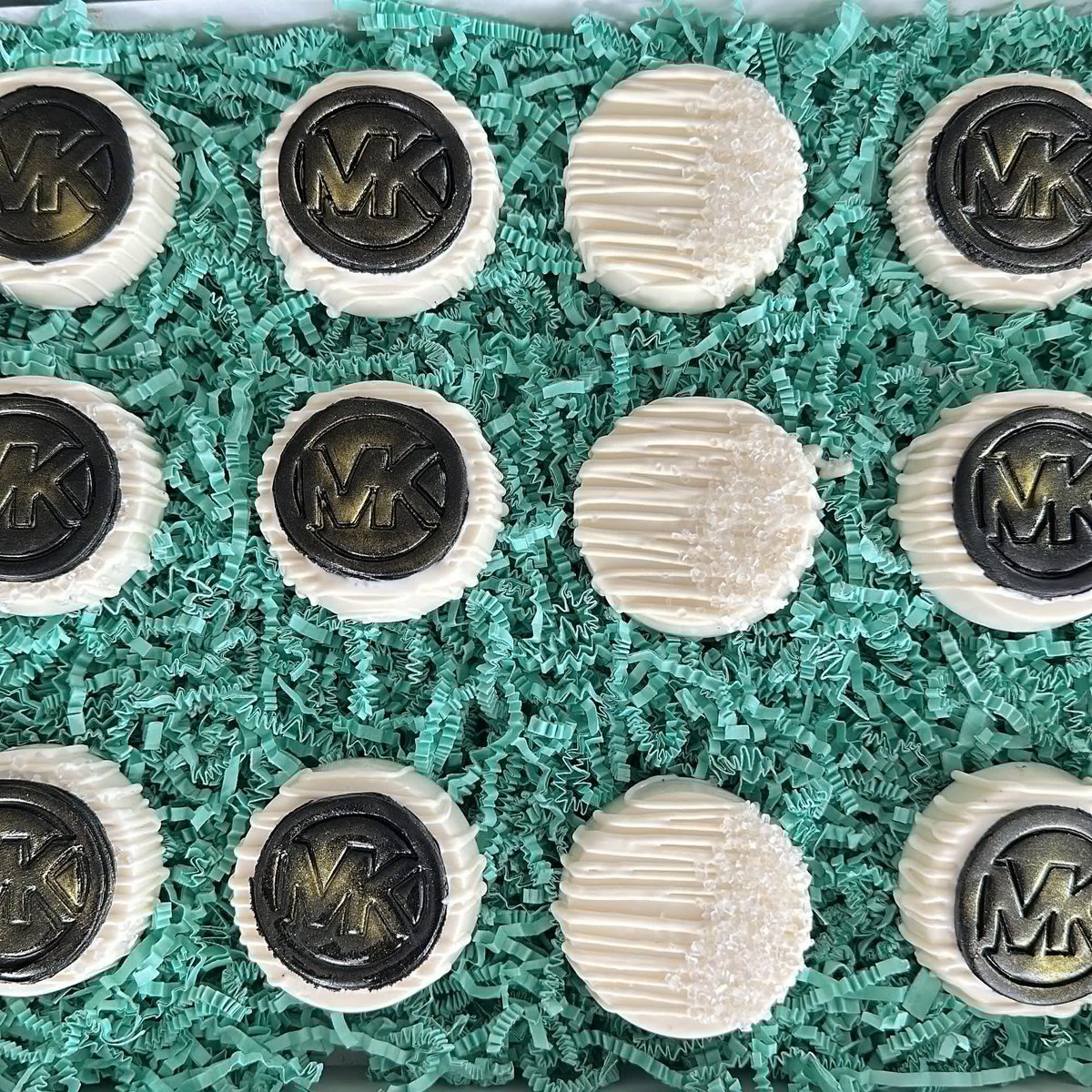 MICHAEL KORS 🖤🤍 THEME

WHITE CHOCOLATE COVERED OREOS I DID FOR A CUSTOMER. OH THESE FANCY HUH ✨✨✨

#whitechocolate #oreos #philly