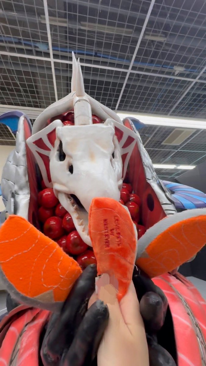 rrkchan's tweet image. 🐟シャケハラスメントタイム🐟

という両手にシャケのサモーンに大友たちがすげぇ勢いで叩かれたり、小さき者たちは優しく(？)シャケで撫でられていく謎の時間があった

シャケで飛び跳ねてた

#サモーン・シャケキスタンチン
#クリスマスにはシャケを食え
#全スーパー戦隊展