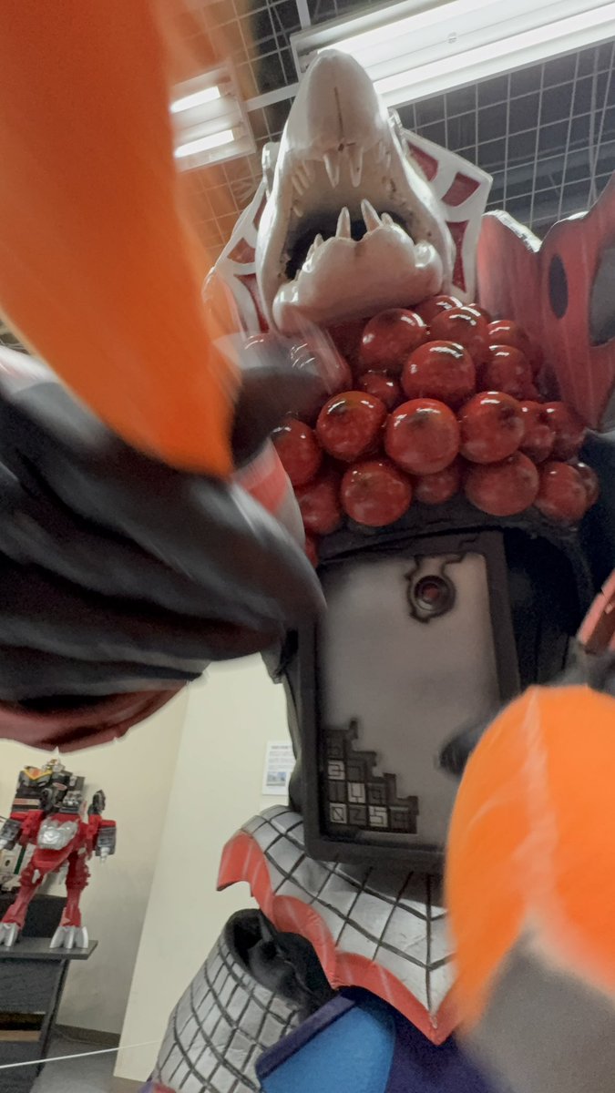 rrkchan's tweet image. 🐟シャケハラスメントタイム🐟

という両手にシャケのサモーンに大友たちがすげぇ勢いで叩かれたり、小さき者たちは優しく(？)シャケで撫でられていく謎の時間があった

シャケで飛び跳ねてた

#サモーン・シャケキスタンチン
#クリスマスにはシャケを食え
#全スーパー戦隊展