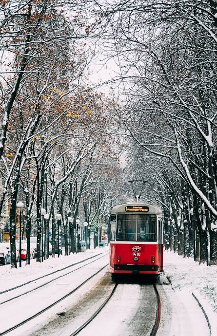 I’ll be popping up on <a href="/BBCOxford/">BBC Oxfordshire</a> at 1015 this morning, talking all things Christmas ☀️, New Year ❄️ &amp; 2026 🌀 with presenter  <a href="/philmercer/">Phil Mercer @philmercer.bsky.social</a>