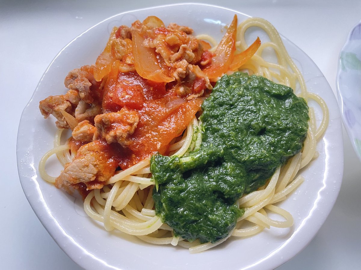 bec_yn's tweet image. クリスマスイブということで、
チキンレッグは、スーパーで買ってきたけど
パスタは、トマトソースと小松菜のソースで
クリスマスっぽく作ってみました。 #ディナー #パスタ #クリスマス #っぽい料理 #作ってみた