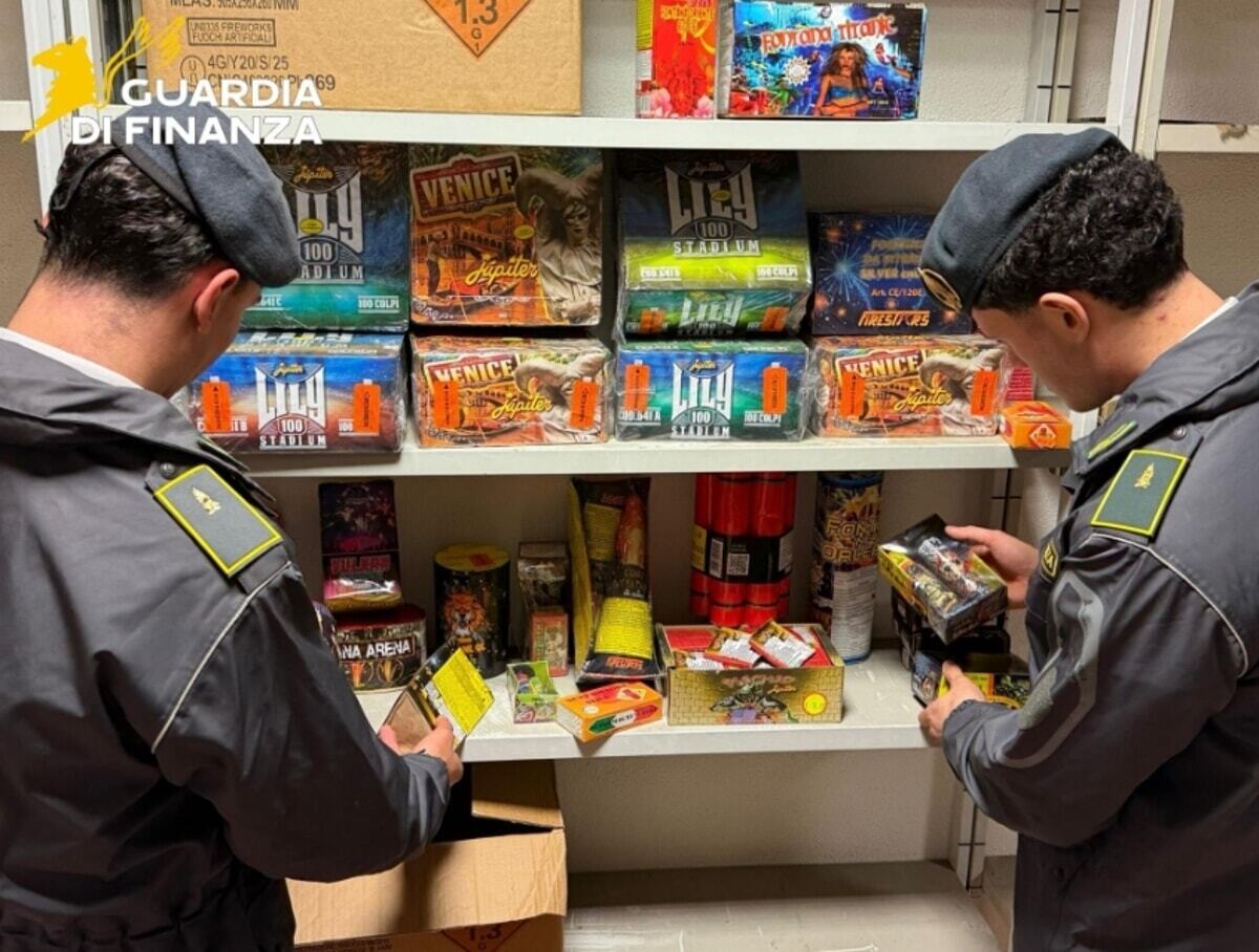 romatoday's tweet image. A Roma sono stati sequestrate 4 tonnellate di "botti" illegali in vista di Natale e Capodanno ift.tt/EnJb7Bw