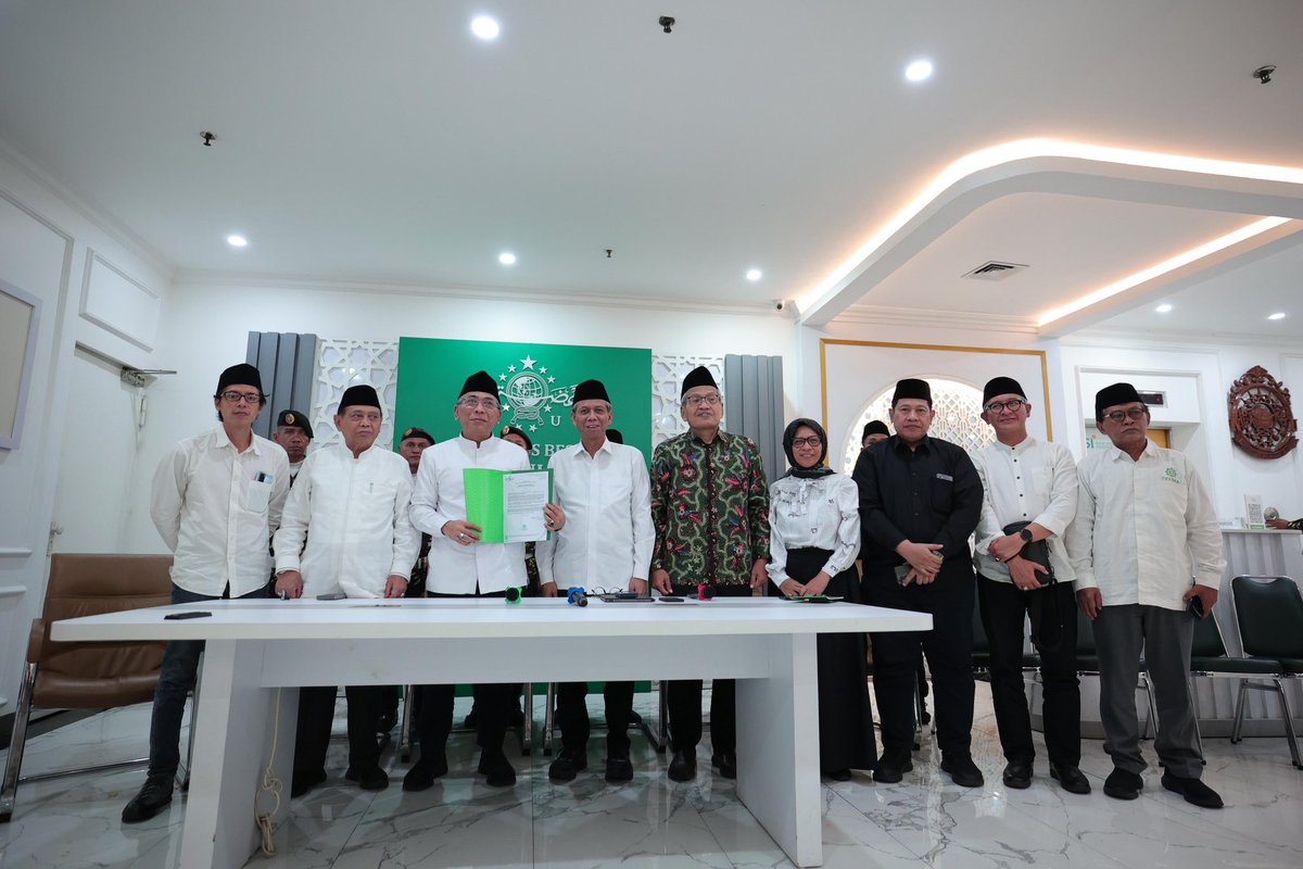 Usai mencermati dokumen “Tabayun Rais Aam”, dengan niat menjaga keutuhan jam’iyah, saya merasa perlu menyampaikan sikap.

Saya mengajak semua pihak—termasuk diri saya sendiri—untuk saling memaafkan dan membuka lembaran baru dalam semangat ukhuwah.

Mari kita tempuh jalan