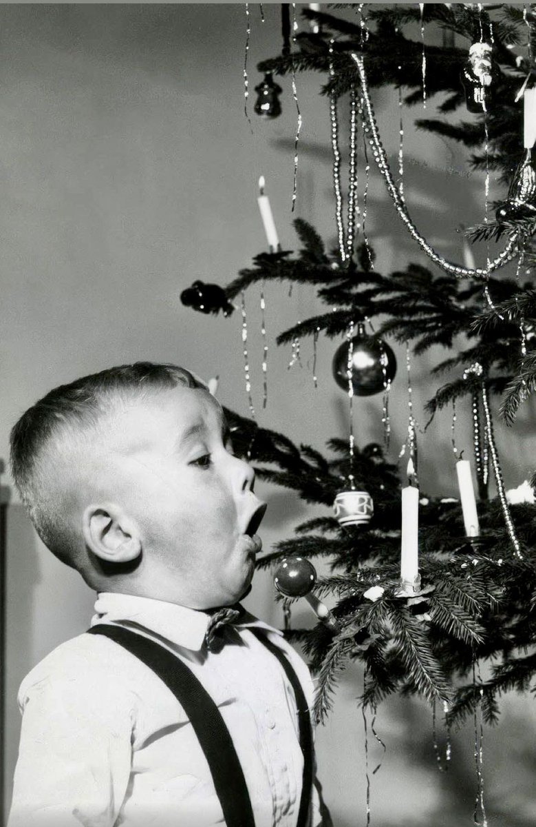 ElLaberintoDeco's tweet image. ¡Feliz navidad! 
Le "robo" la foto a @missushy porque es genial.
Pasad muy buena noche. Nos vemos en El rastro de Madrid