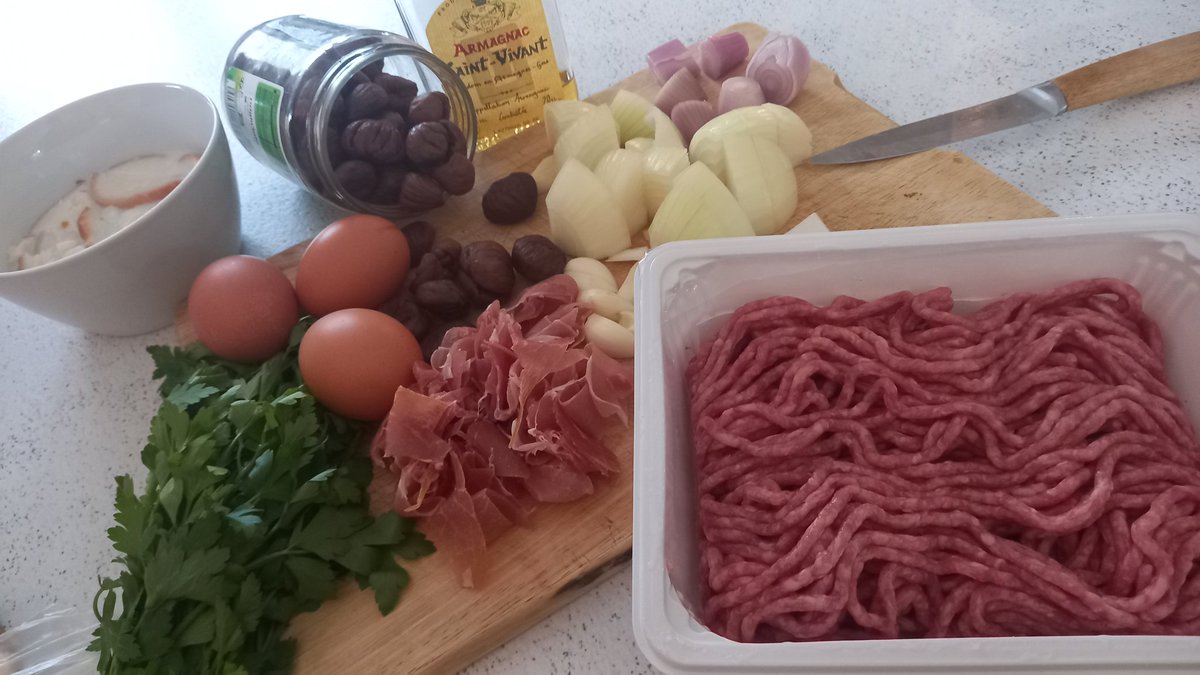 LevalFrancois's tweet photo. Chapon 3kg700, farce porc/bœuf, marron, ail, oignons, échalotes, persil, jambon cru, œufs, pain de miel, lait, sel, poivre et Armagnac...
Une heure de cuisson par kilo à 160° degrés. Beurrer la volaille avant cuisson pour une peau craquante. #JoyeuxNoël arroser chaque demie-heure https://t.co/dMlJdfpKCf