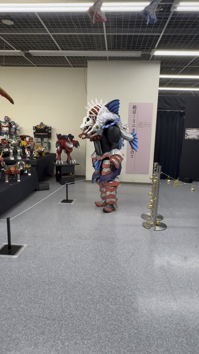 rrkchan's tweet image. グリ終了＝放流 らしいです🤲

シャケ振ってたらロックオンされて壁ドンされた

爆笑するしかない

#サモーン・シャケキスタンチン
#クリスマスにはシャケを食え
#全スーパー戦隊展