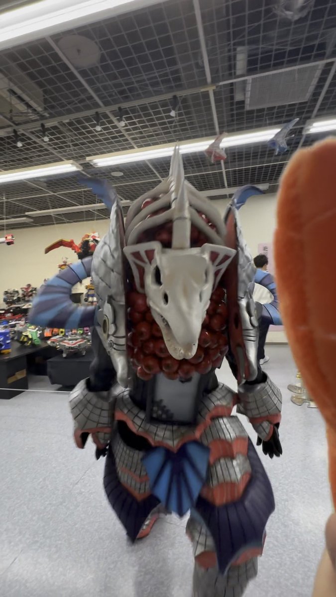 rrkchan's tweet image. グリ終了＝放流 らしいです🤲

シャケ振ってたらロックオンされて壁ドンされた

爆笑するしかない

#サモーン・シャケキスタンチン
#クリスマスにはシャケを食え
#全スーパー戦隊展