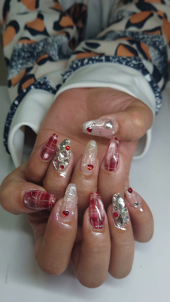 今年最後のネイル💅✨️
めっちゃ可愛すぎるー😆💕
指名のお姉さんありがとう🥰
ストーン埋め尽くしの所だけ
違うデザインでも良かったかな🤔？
可愛いからいいっかー😂w
来年またどんなんにするか
一緒に考えよう🦋✨