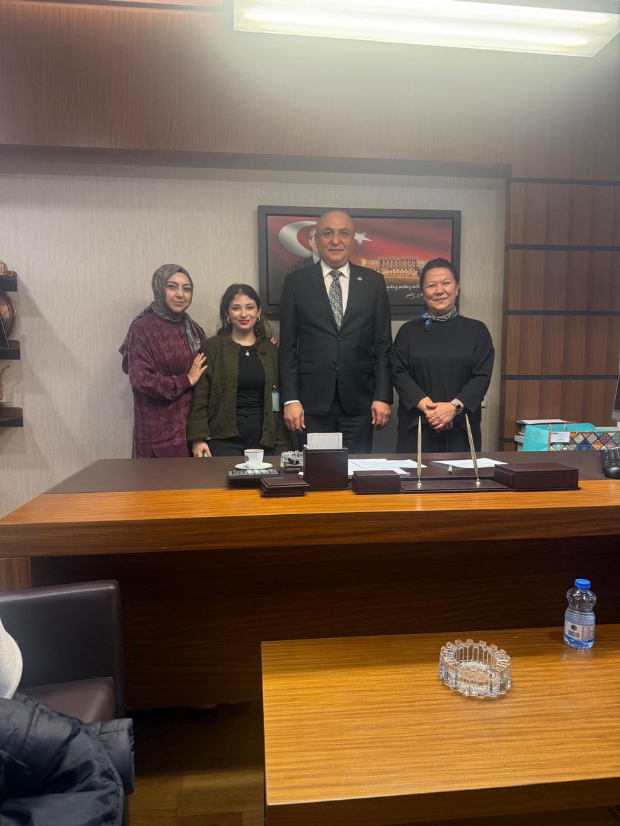 melih_meric's tweet photo. 31 Temmuz Covid Yasası mağdurlarını TBMM çalışma ofisimde misafir ederek taleplerini dinledim. Yaşanan adaletsizliğin giderilmesi için Türkiye Büyük Millet Meclisi çatısı altında sonuna kadar destek olacağım.

Talepleri bir ayrıcalık değil, anayasal bir hak talebidir.

2023 yılında çıkarılan Covid infaz düzenlemesi, kapsam gözetilmeksizin uygulanmış; suç ayrımı yapılmadan eşitlik ilkesi esas alınmıştır.

Bugün gündeme gelen Covid infaz düzenlemesi ise kapsamlı tutulmakta ve aynı koşullarda bulunan kişiler arasında açık bir eşitsizlik yaratmaktadır. Bu durum, Anayasa’nın eşitlik ilkesine açıkça aykırıdır.

Talebimiz nettir:
Geçmişte olduğu gibi kapsamsız, adil ve eşit bir Covid infaz düzenlemesi hayata geçirilmelidir.

Adalet, benzer durumda olanlar için eşit uygulanmak zorundadır. #CHP #Gaziantep