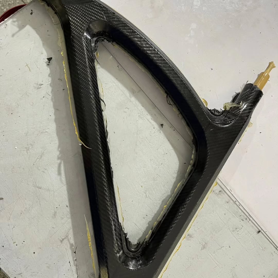 SilverrocketCo's tweet image. 30 layers of aerospace-grade carbon fiber fabrics are molded into a unique octagon-shaped super strong tube using a P20 steel mold under high pressure and heat.

#gt4rs #rollcage #carbonfiberharnessbar #carbonfiber