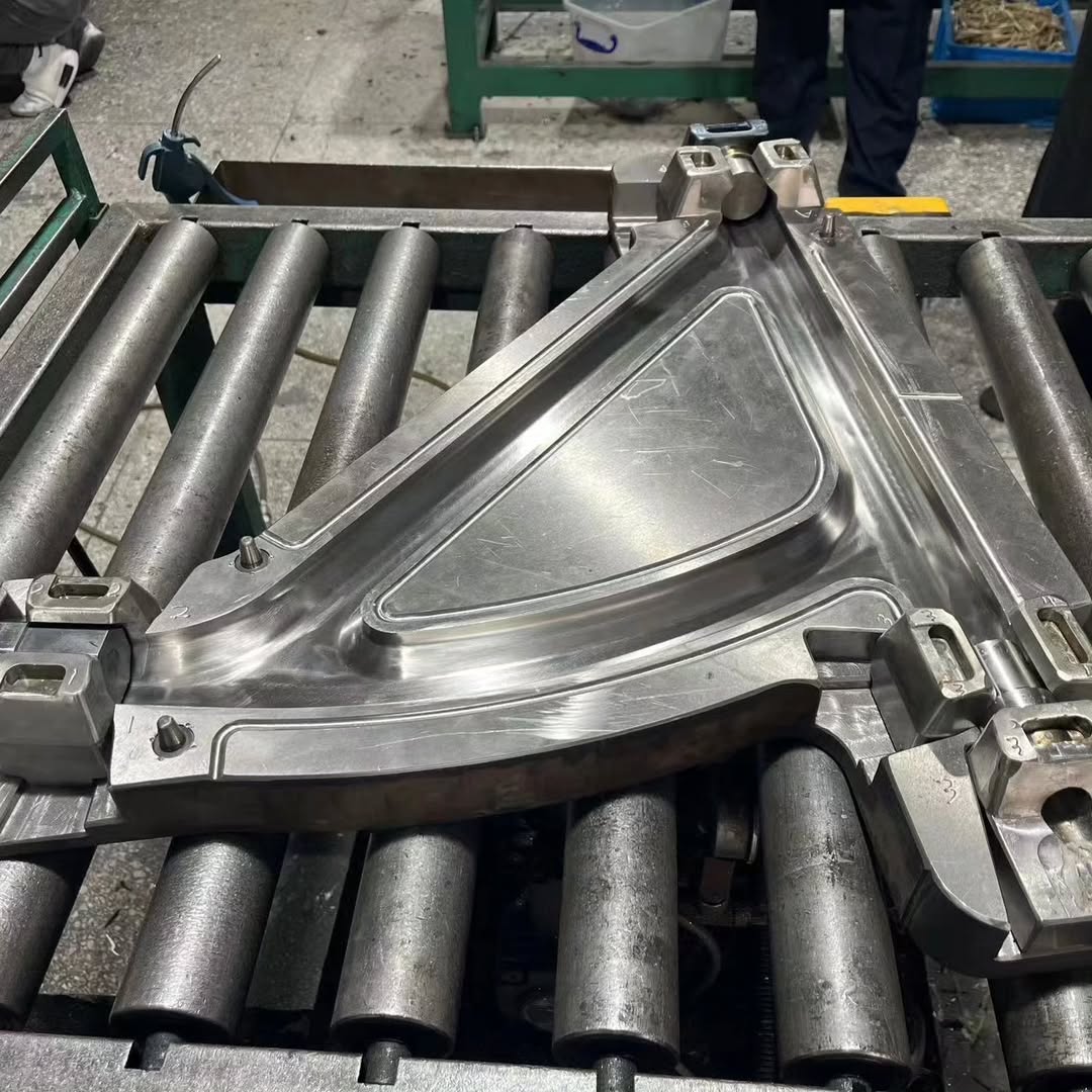 SilverrocketCo's tweet image. 30 layers of aerospace-grade carbon fiber fabrics are molded into a unique octagon-shaped super strong tube using a P20 steel mold under high pressure and heat.

#gt4rs #rollcage #carbonfiberharnessbar #carbonfiber