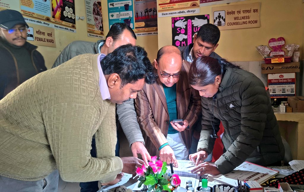 dm_sitapur's tweet photo. वीएचएसएनडी दिवस के अवसर पर विकास खण्ड महोली के ग्राम पंचायत रहमतपुरग्रन्ट में संचालित वीएचएसएनडी सत्र का आकस्मिक निरीक्षण कर व्यापक स्तर पर सत्र आयोजन हेतु आवश्यक निर्देश सम्बन्धित अधिकारियों को दिए। आयुष्मान आरोग्य मंदिर इंद्रौली का निरीक्षण भी किया गया। https://t.co/dA8ZAoyf1R
